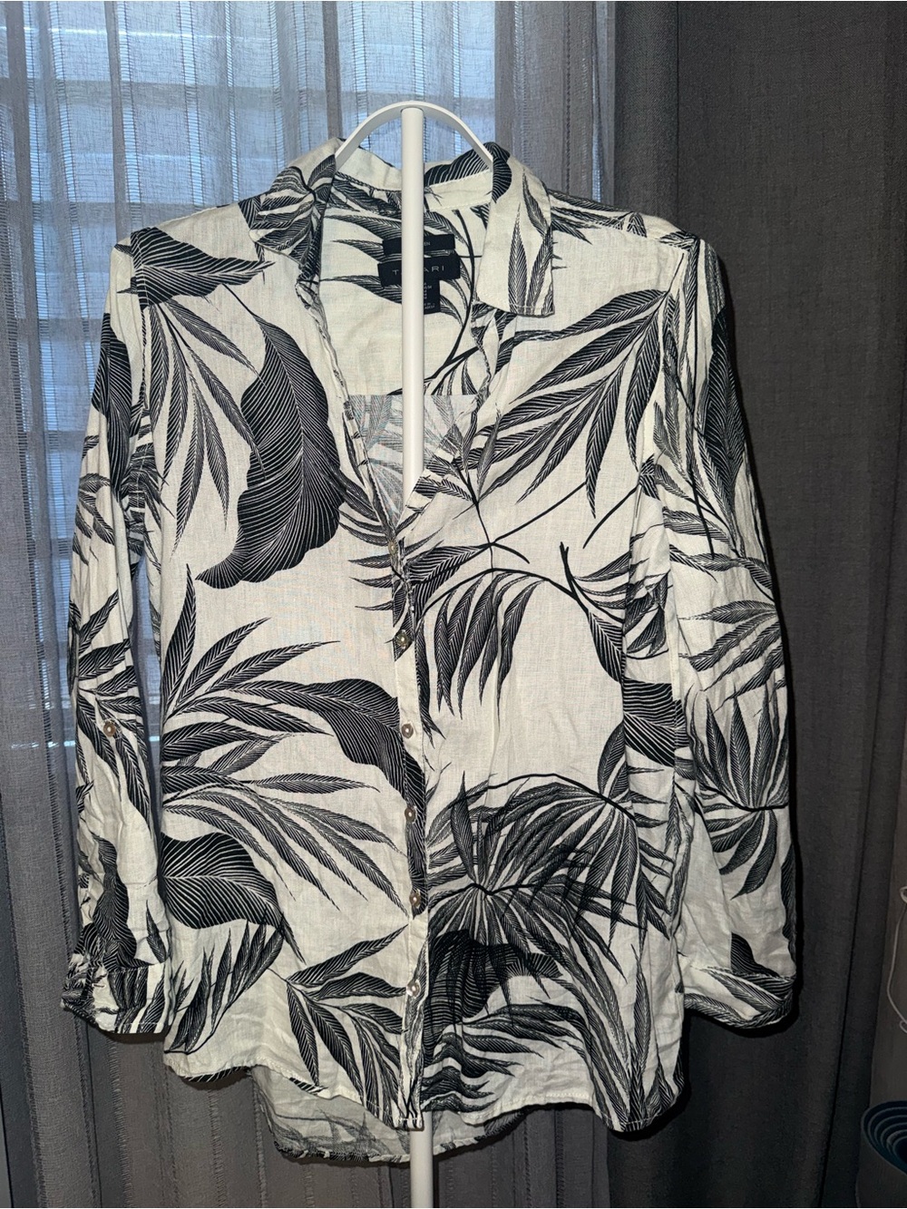 Tahari 100% Linen Palm Leaf Print Roll Tab Button Down Shirt Top Blouse Medium